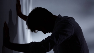 11 علامت افسردگی که نشان دهد باید به روانپزشک مراجعه کنید